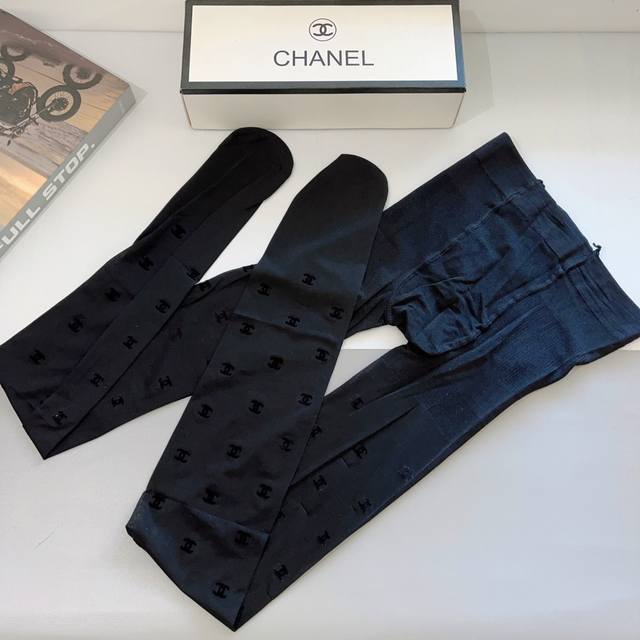 One box contains one pair of Chanel classic flocked letter stockings, a high-qua