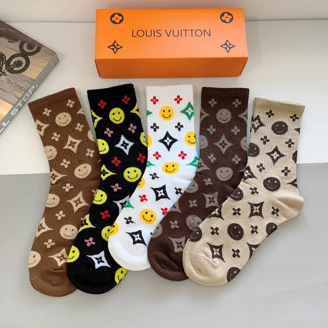 A box of 5 pairs of LV classic logo socks, made of pure cotton. You deserve them