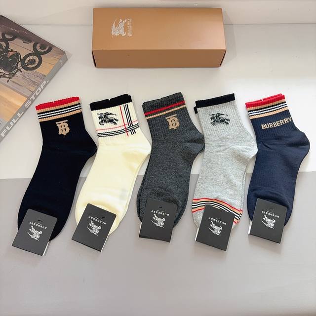 Box of 5 pairs of Burberry men's mid-calf socks, including packaging. Made of pu