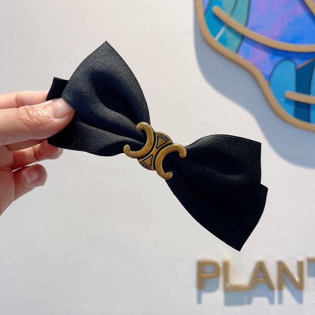 Comes with packaging. Celine Arc de Triomphe new hair clip, classic letter bow s