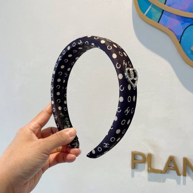Chanel new satin headband, a retro headband, a popular online trend, made with h