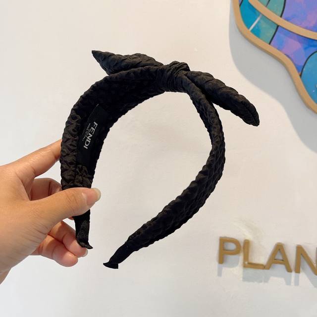 Comes with packaging. Fendi diamond-patterned bow headband, sweet and cool style