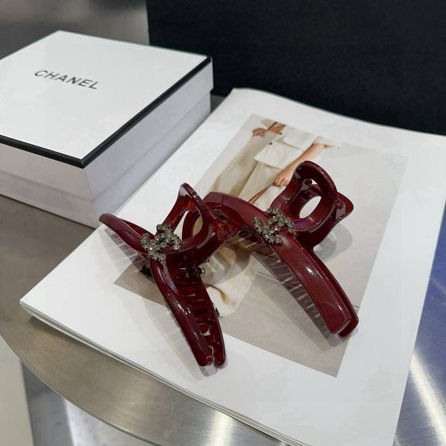 Comes with packaging box. Chanel's latest Andora Red diamond clip clip, super be