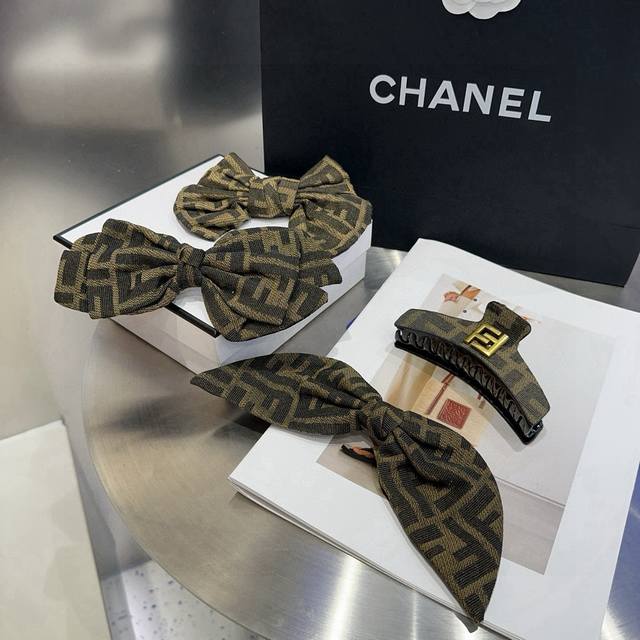 Comes with packaging box. Fendi F spring clip, retro and stylish, simple and ver