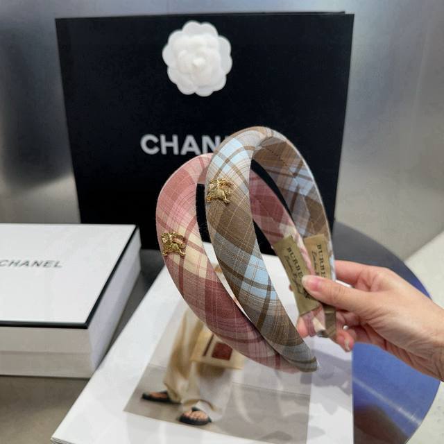 Comes with packaging box. Burberry's latest plaid headband, fashionable, trendy,