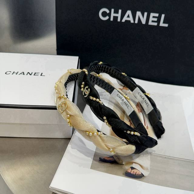 Comes with box. Chanel's latest pearl headband. Simple, practical, and stylish.