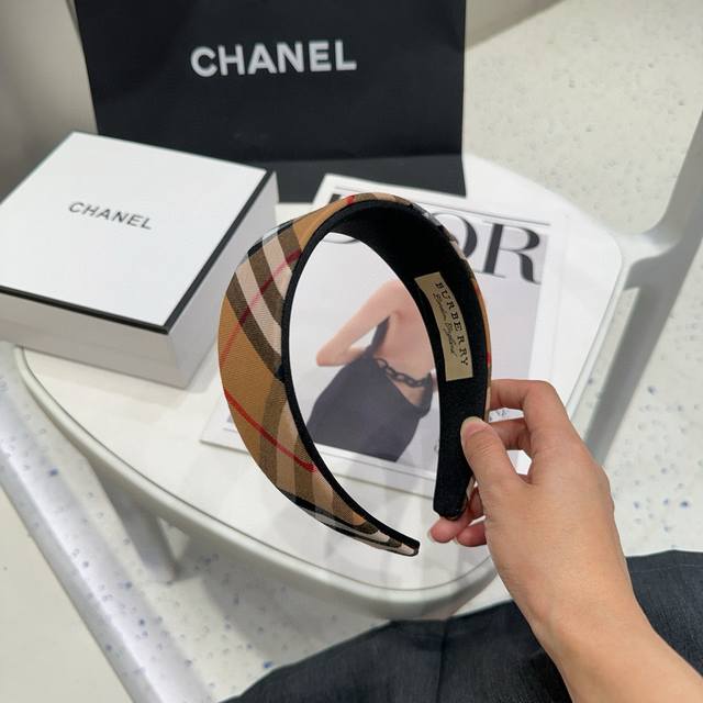 Comes with packaging box Burberry's latest classic check headband, fashionable,