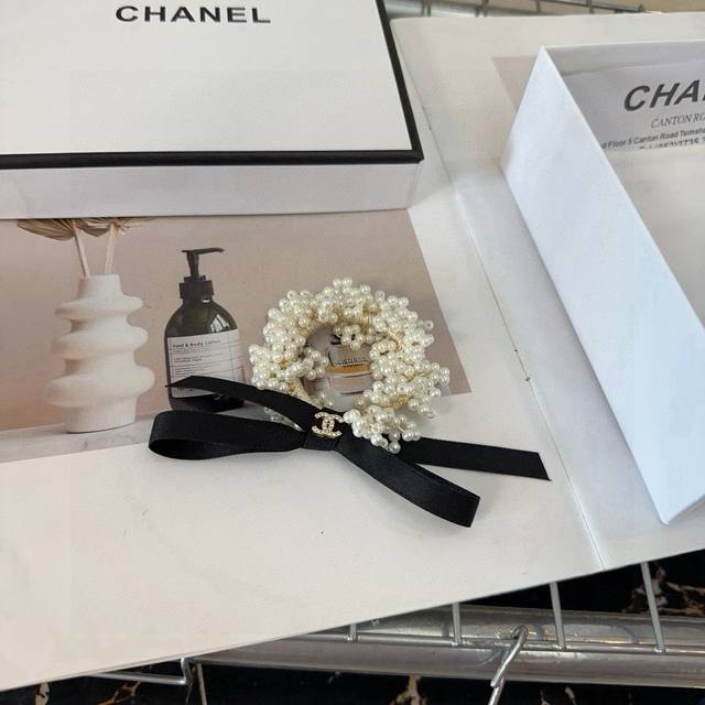 Comes with packaging box Chanel's latest mini pearl hair tie, super pretty! Exud