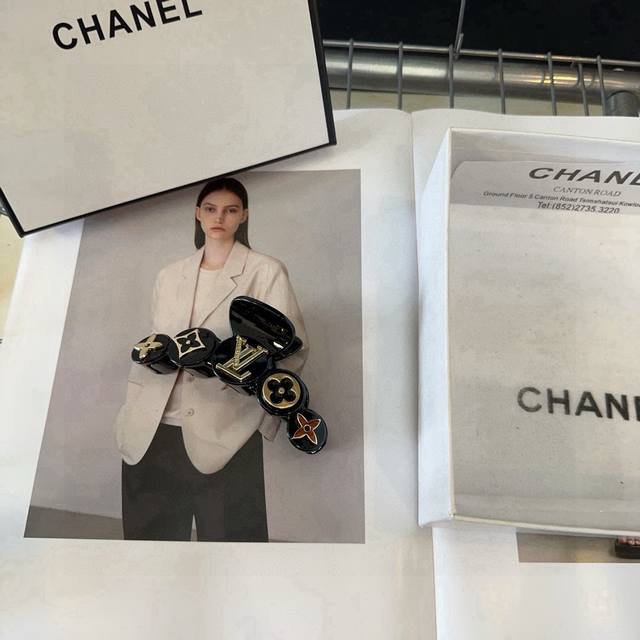 Comes with packaging box. Louis Vuitton's new claw clip, simple yet stylish, inc