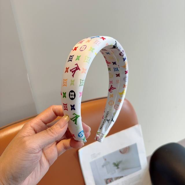 Comes with packaging. Louis Vuitton classic new headband, stylish and cute wide