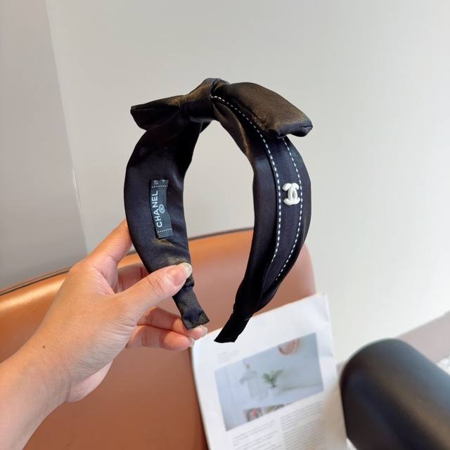 Chanel new satin headband with bow, a retro headband, a popular online item reco