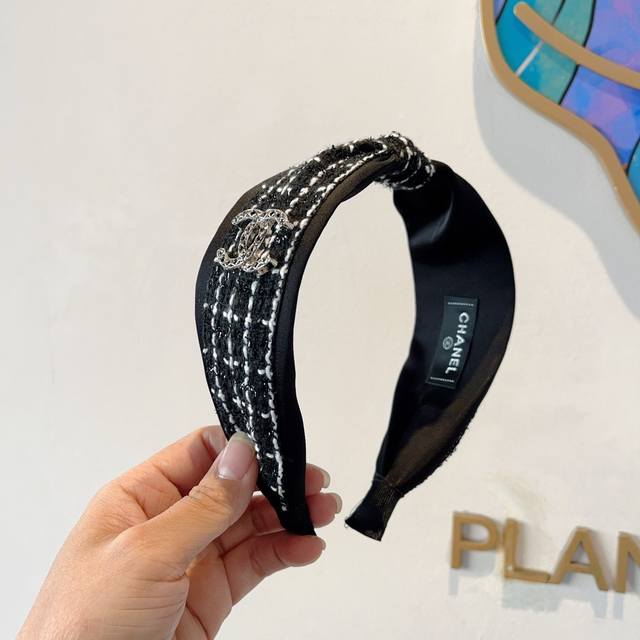 Comes with packaging. Chanel's latest wide-brimmed headband in a retro style, a