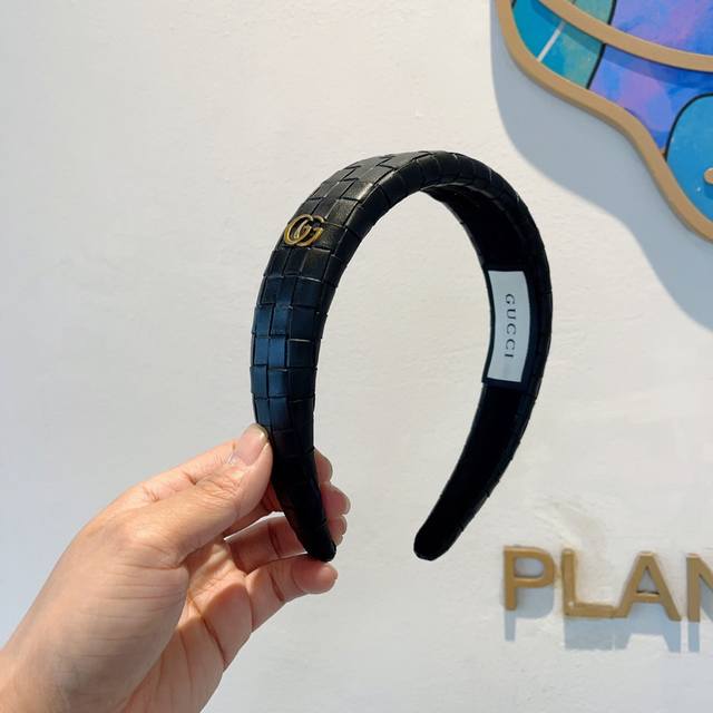 Comes with packaging. Gucci classic new PU leather headband, a must-have for god
