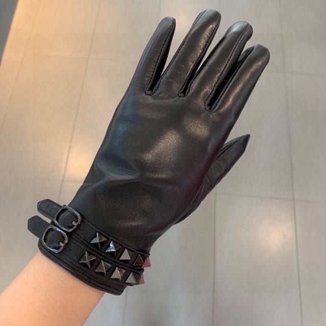 Valentino official website latest style, synchronized with official website, new