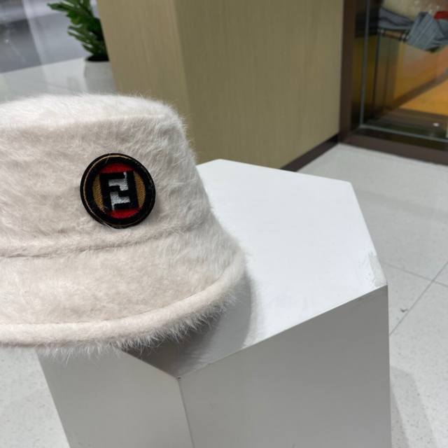 Fendi, New Autumn/Winter Bucket Hat, Thick and Warm Bucket Hat (Ddd)