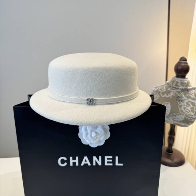 White Chanel new wool beret, super goddess style, haute couture hat, 100% wool f