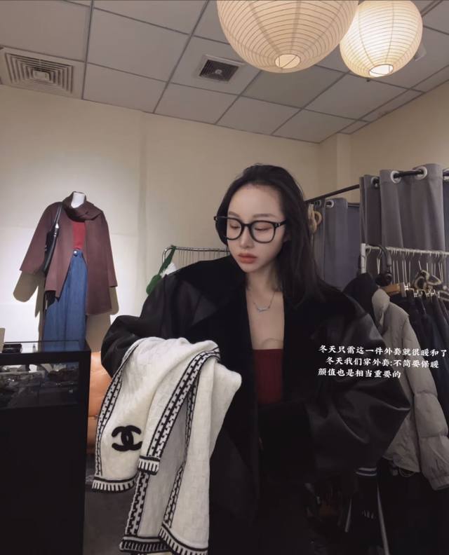 Chanel wavy crochet cashmere scarf, exquisitely hand-stitched stitch by stitch,