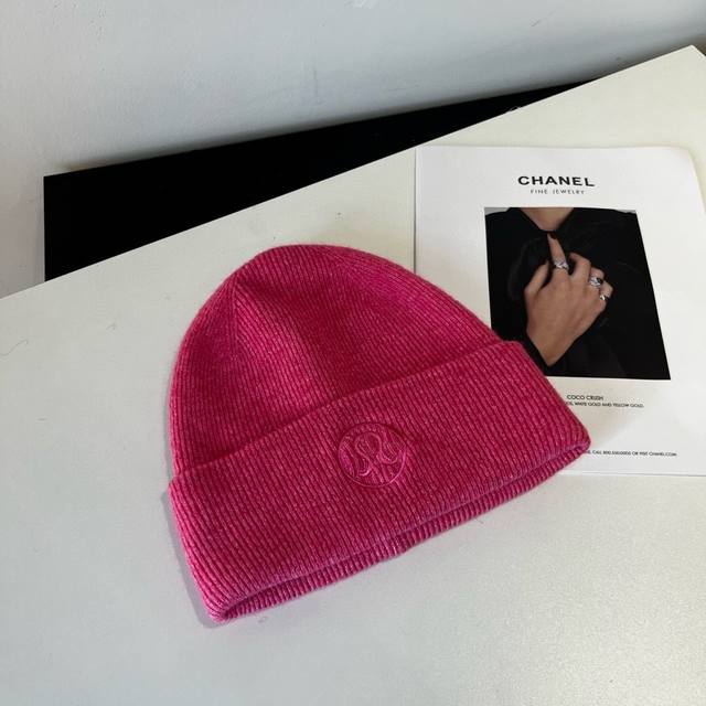 Lululemon trendy knitted beanie, high-volume model available on Ddd.