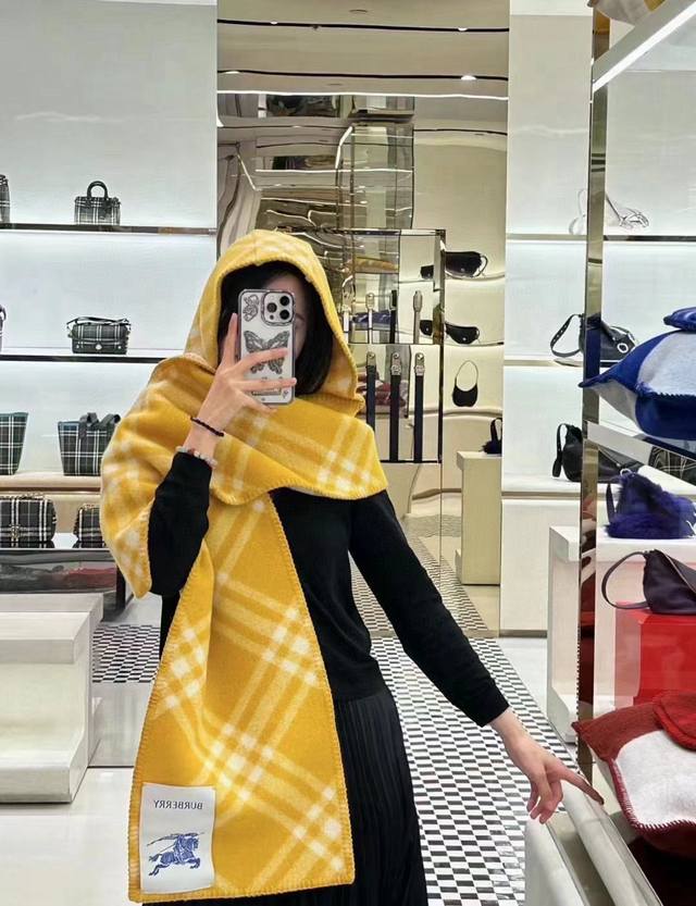 The hottest Burberry hooded scarf, the last big hit of winter, the same style wo