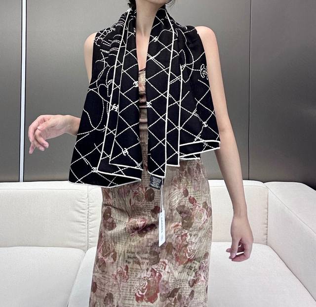 Chanel New Jacquard Velvet Scarf - Ddd. Gentle and serene, the elegant logo adds