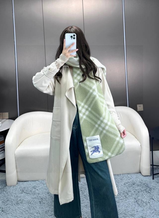 This scarf is from the same factory as last year's hat and cape, a P order. Thos