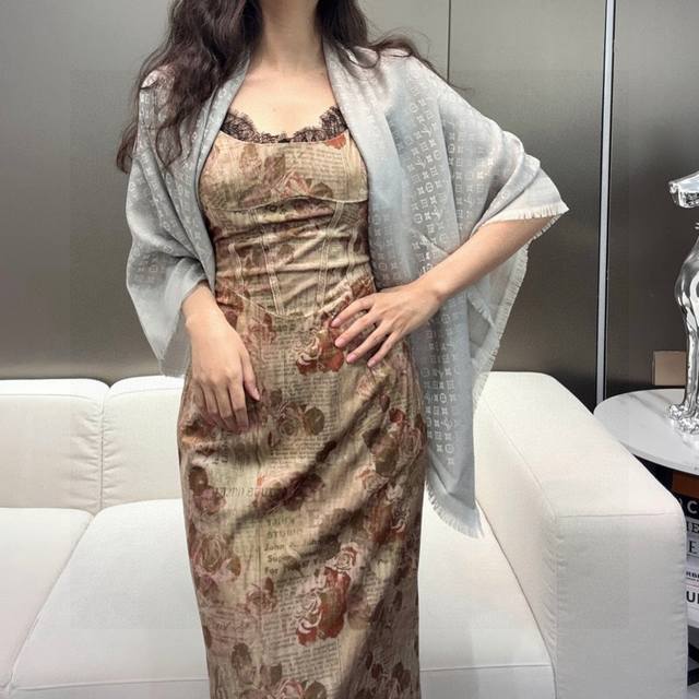 A super cute little shawl just arrived from Lv! The shawl is a rare 120cm*120cm