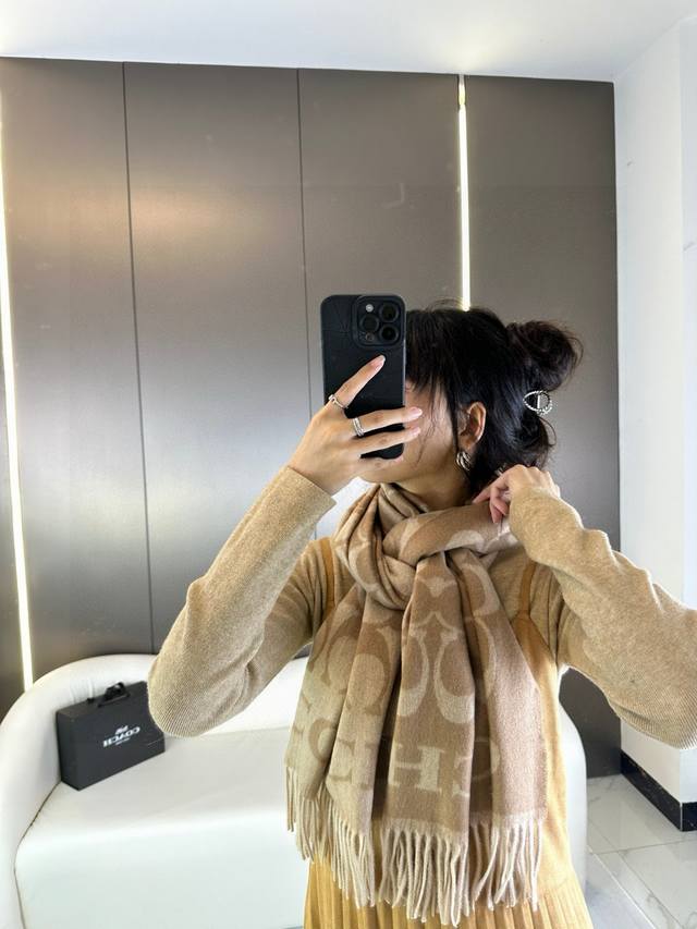 Coach's new annual collection has arrived! Coach's hottest item! This three-colo