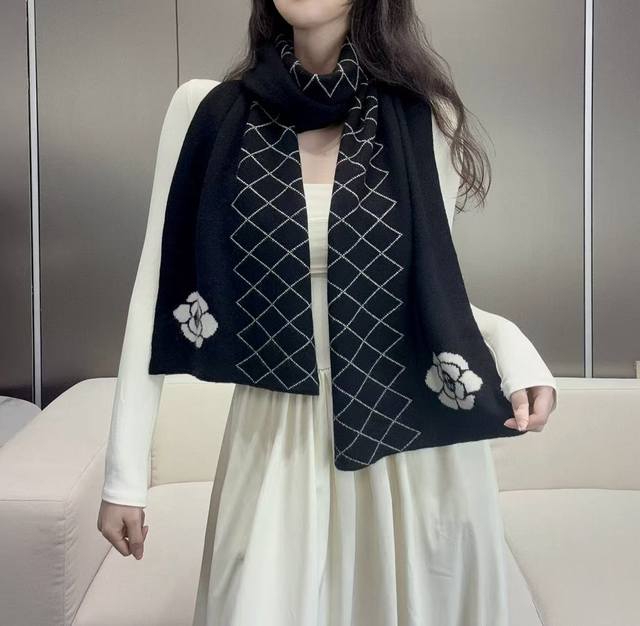 Super Heavyweight Chanel New Arrival! This super heavyweight Chanel scarf is abs