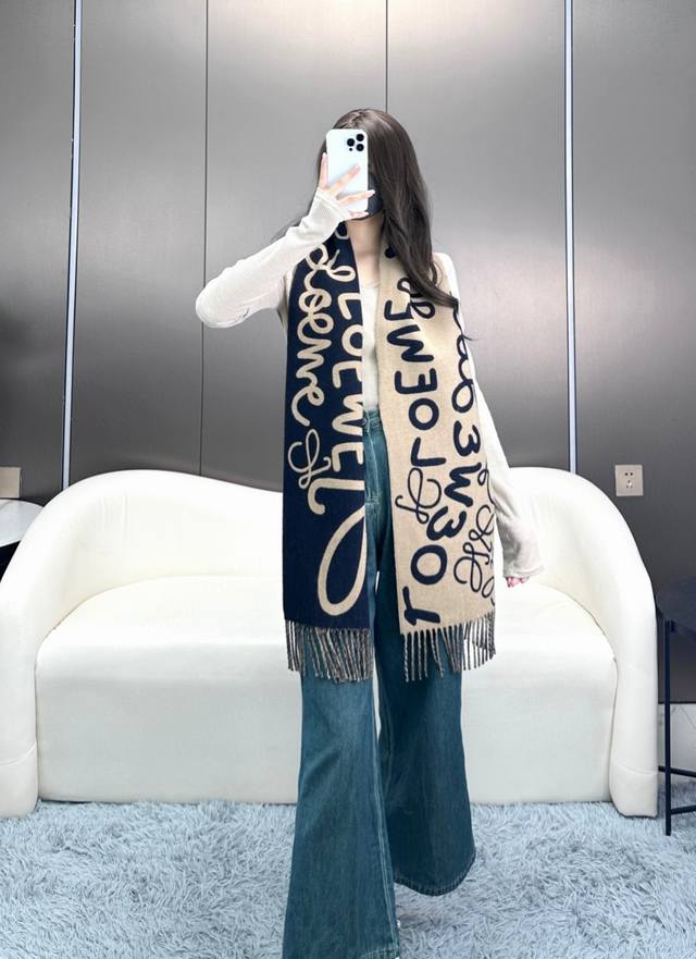 High-quality, high-volume Loewe scarf, latest design, graffiti style, reversible