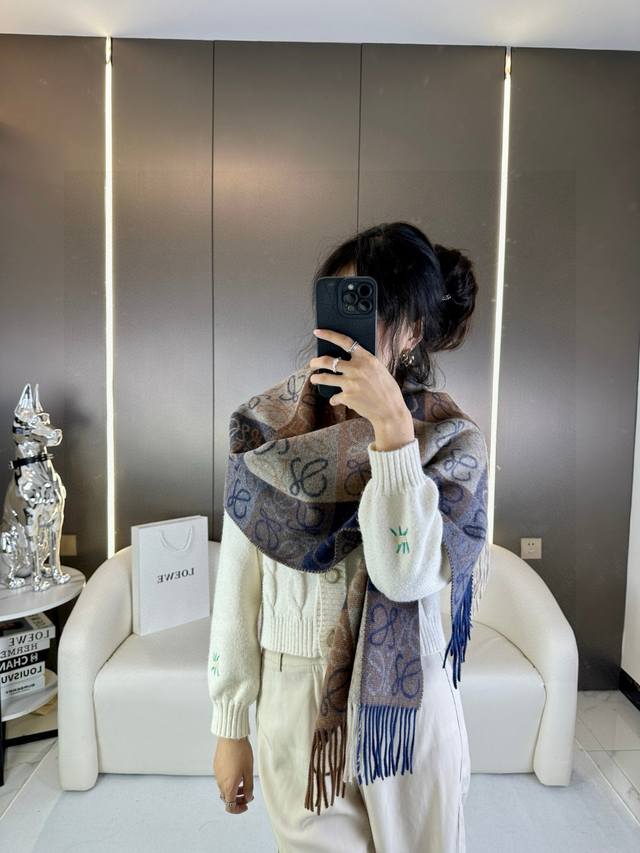 Product Name: New Two-Tone Checkerboard Pattern Fabric: Wool and Cashmere Size: