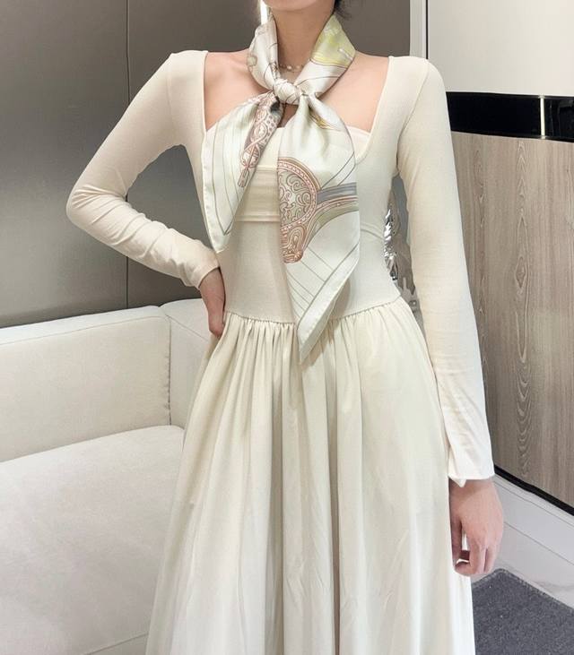 "World on the Saddle" 90cm Square Scarf - 18mm Double-sided Tone-down Hand-rolle