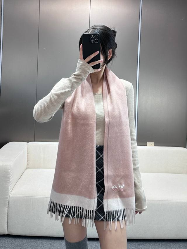 Highly recommend this one! A rare high-end women's scarf, a great deal for famil