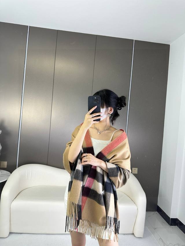 A must-have Burberry classic large check shawl, a must-have for everyone. Latest