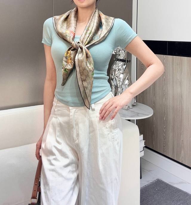 18 momme reversible animal and floral print silk scarf - Gucci. The iconic Gucci