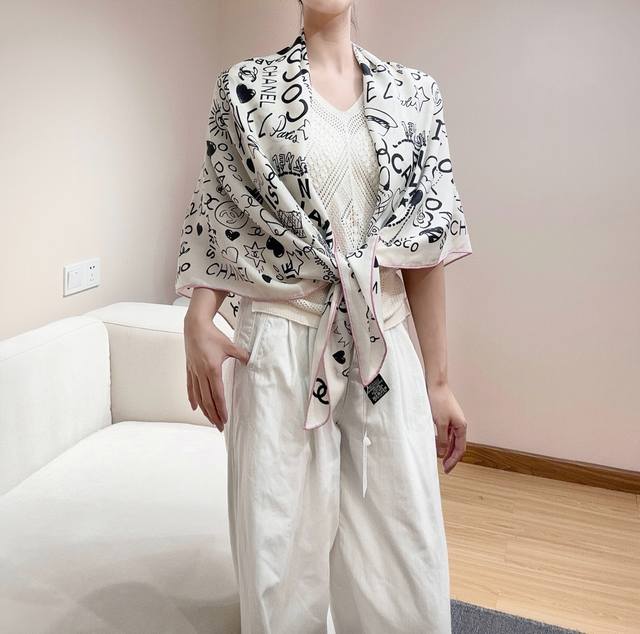 Elegant and stylish! This charm is absolutely top-tier, only an artist could cre