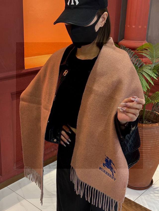 This Burberry couple's scarf is so beautiful it'll make you scream! The latest s