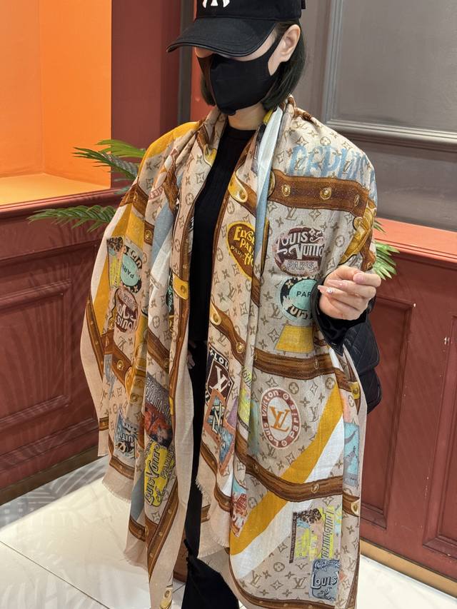 This glowing scarf is truly amazing! A Louis Vuitton L-brand chain bag patterned