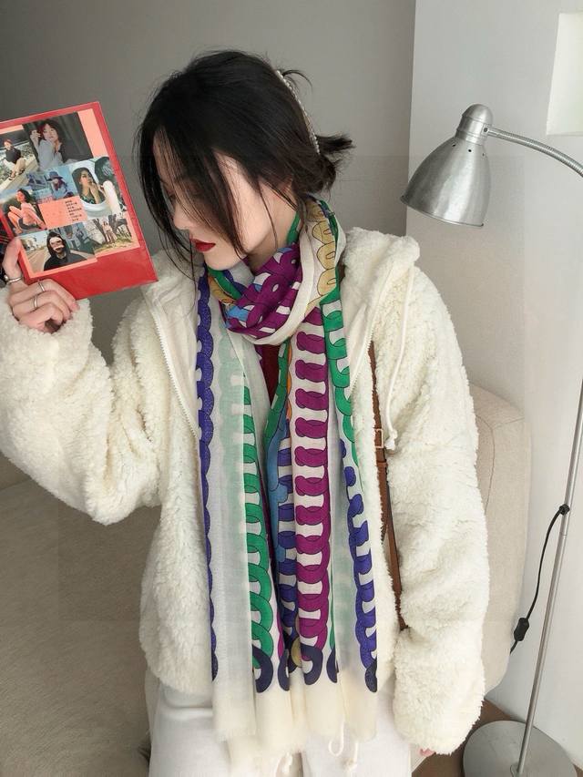 Shiny and glossy scarf from Xinhui, silver thread, round double C geometric prin