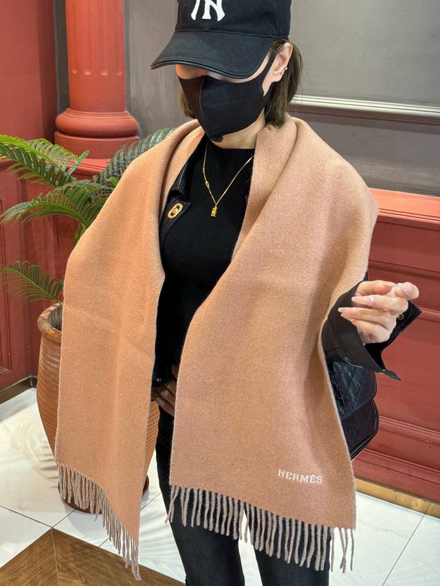 So beautiful! This Hermes couple's scarf is gorgeous, I'll scream! The latest st