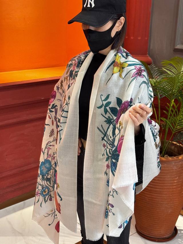 This new cashmere scarf is so shiny and glowing! Grab it while you can! A new fl