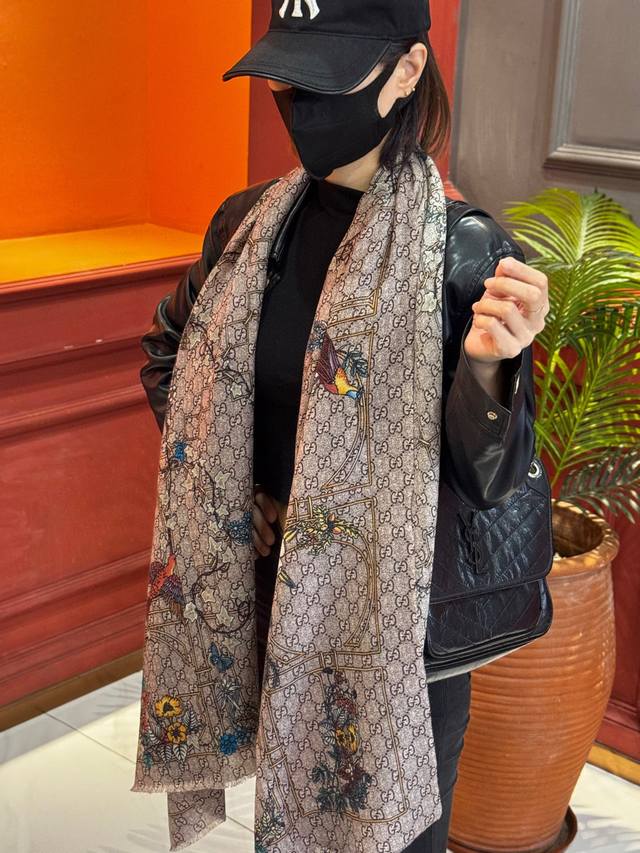 This new cashmere scarf is so shiny and glowing! Hurry and grab it while you can