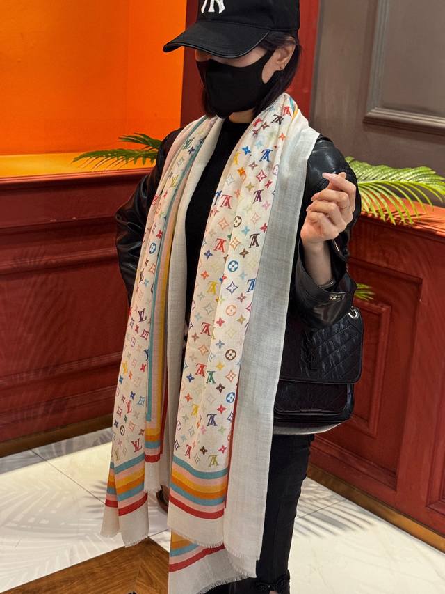 The hottest Murakami Takashi tricolor cashmere long scarf of 2025 is now availab