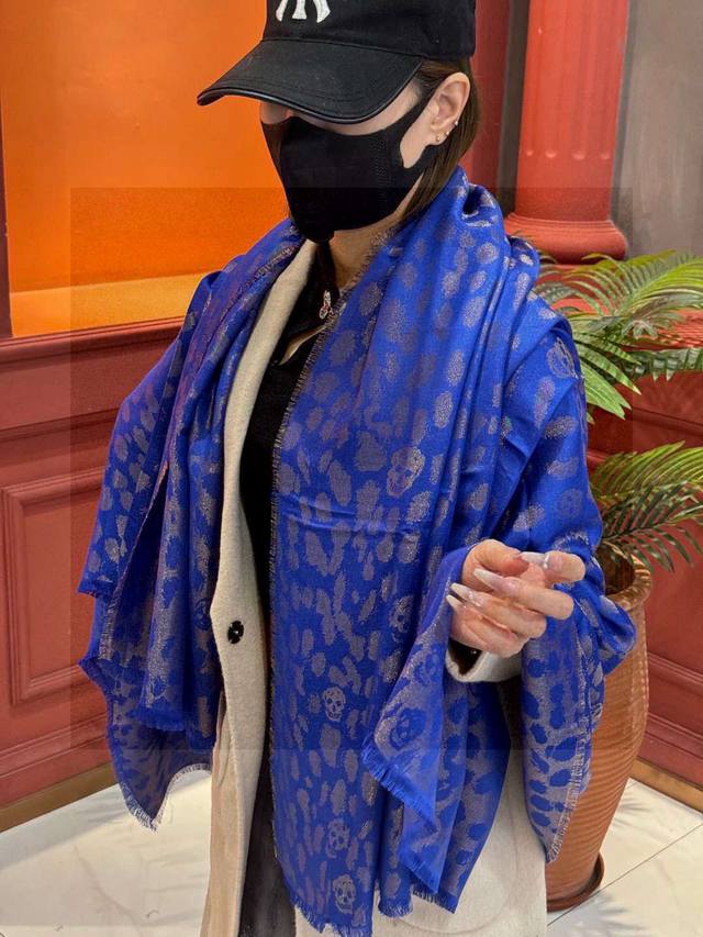 Super beautiful skull logo~ A stylish and warm item from McQueen. You can never