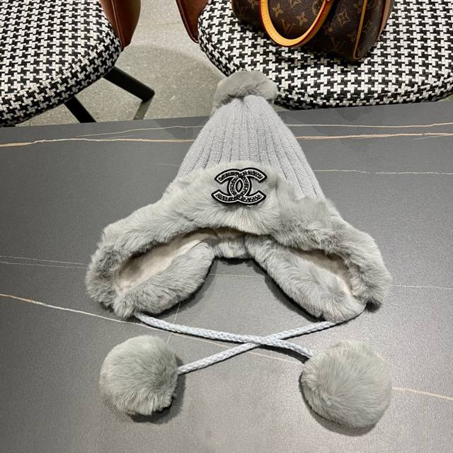 Women's Winter Thickened Warm Hat with Plush Earflap, Thickened Brim, Cold Prote