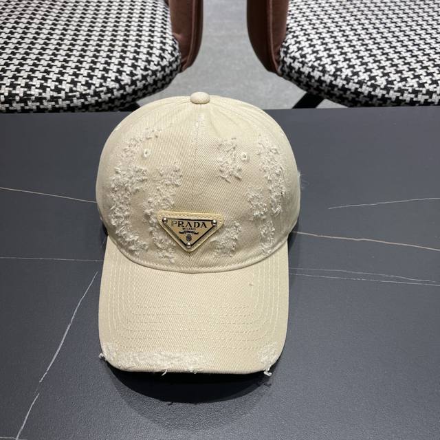 Hot selling inverted triangle style, available in four colors! Prada ripped base