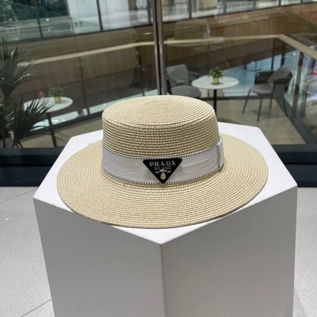 Prada's new triangle-logo flat-top straw hat, a must-have for going out and supe