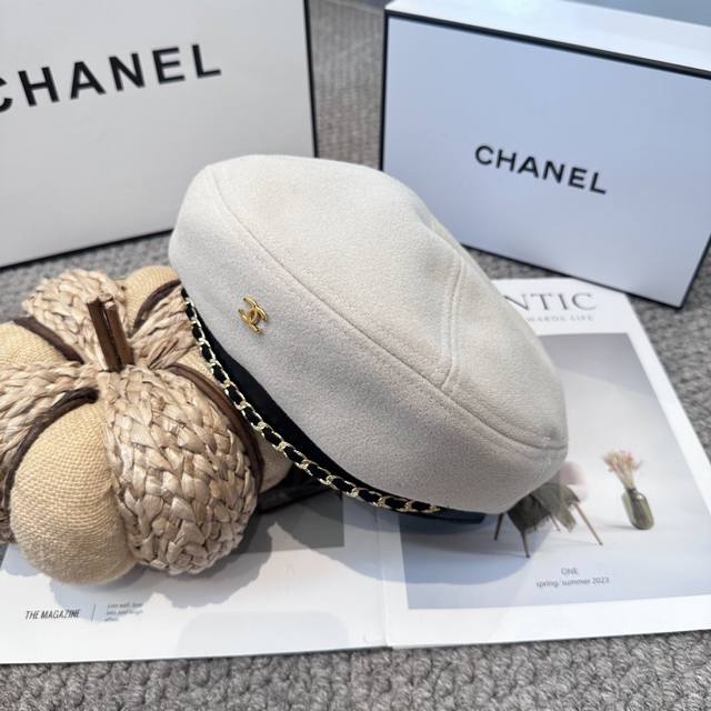 Chanel's new chain beret, featuring a delicate and simple small logo. A Chanel-i