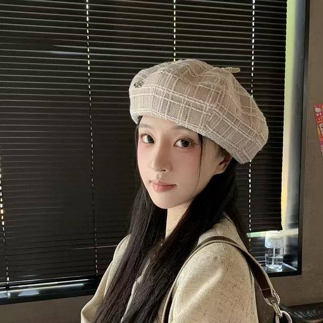 Valentino's simple yet elegant new plaid beret (Ddd)