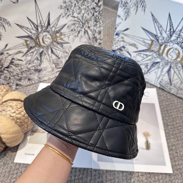 Dior's new original bucket hat, exquisite and stylish, very cool and fashionable