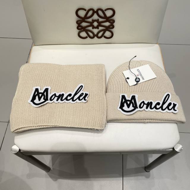 Moncler. Classic wool hat and scarf set! Material: 70% wool, 30% rabbit hair. Wa